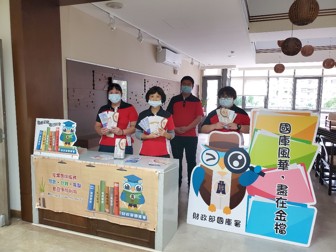 會場設置攤位擺放檔案應用標語、檔案應用宣導摺頁及相關活動用品