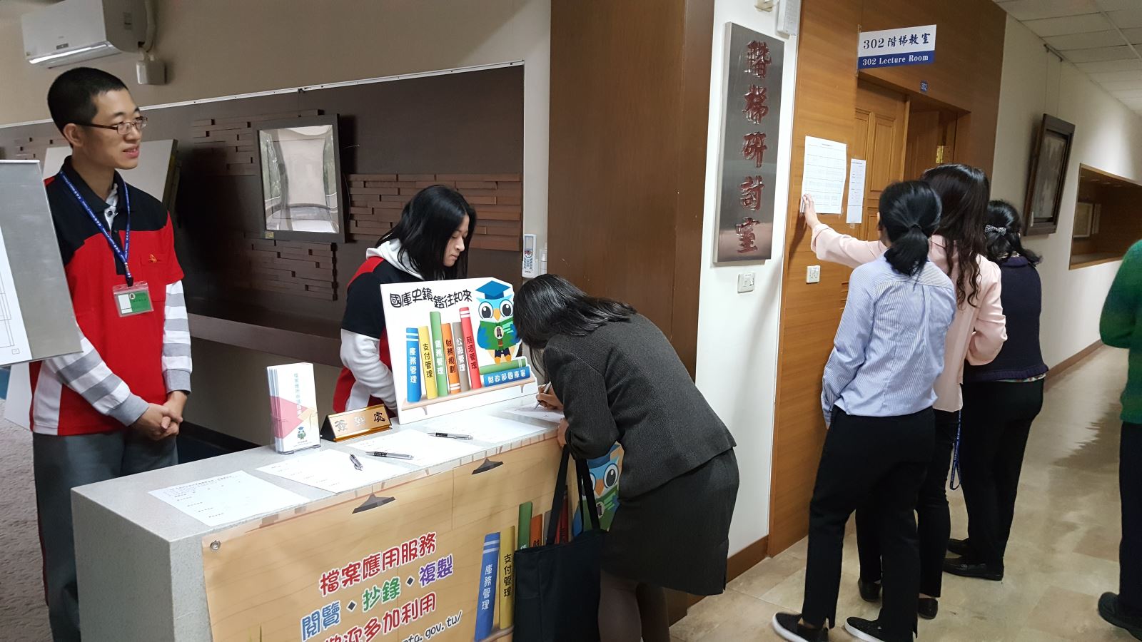 Picture: The on-site booth was equipped with slogan placards, leaflets, guide to archive access application and activity related subjects.