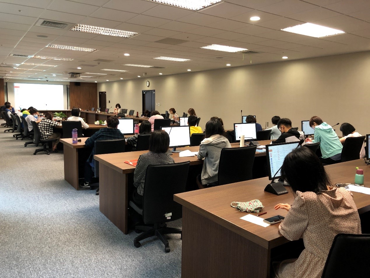 Picture 2: Trainees attend the course Management and Practices of Document and Archive Processing.
