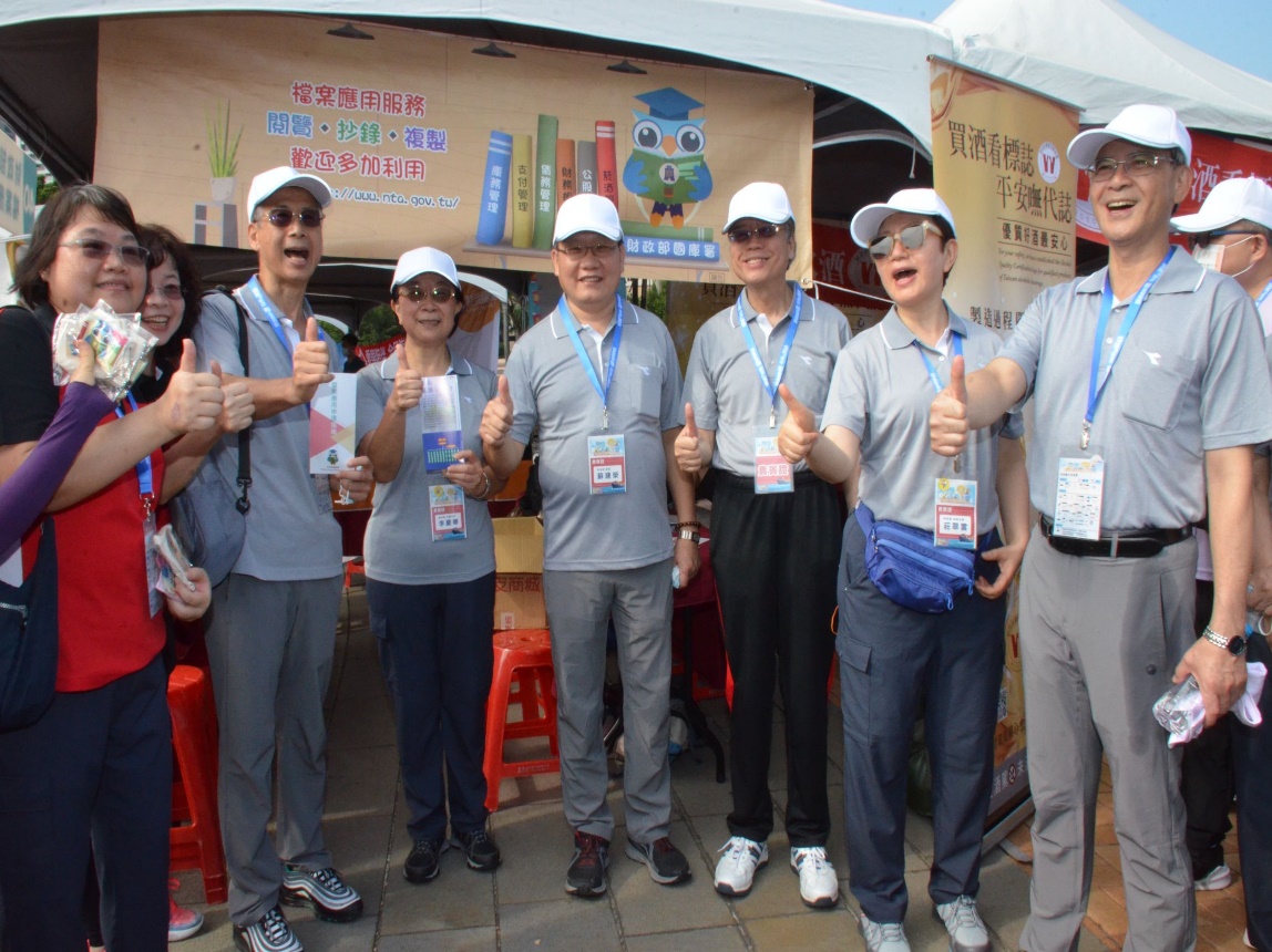 Picture: Minister Su, Jain-Rong (5th from the left) of the Ministry of Finance leads the senior officers of the Ministry to visit the booths promoting archive access and to provide instructions.