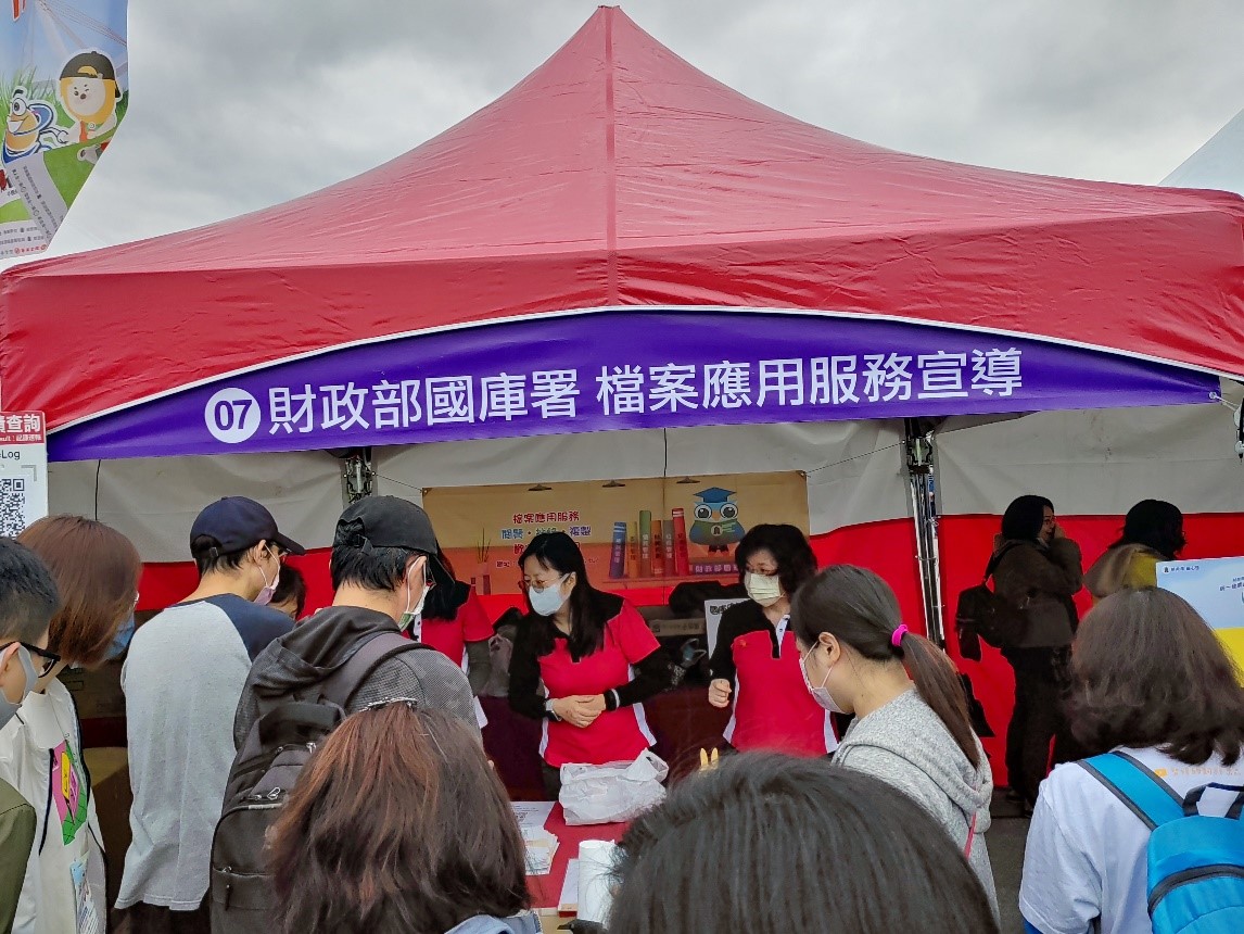 Picture: Staffs hand out the leaflets and mementos to promote archive access.(3)