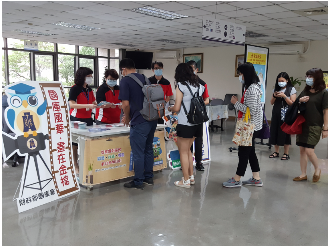 Picture: Leaflets were disseminated to promote archive access before the beginning of the workshop. 