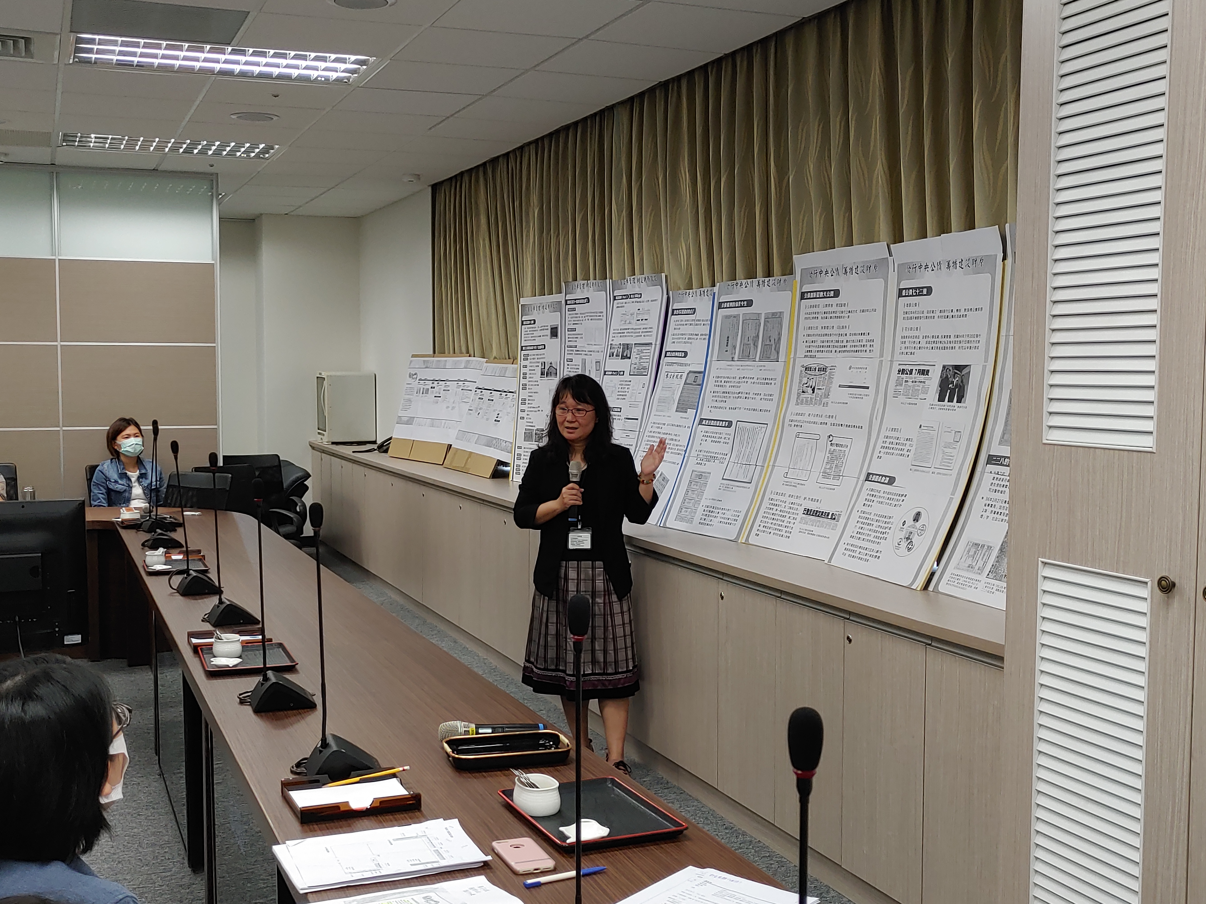 Picture 2: Ms. Chang, I-Hsin, Deputy Director of the National Treasury Administration, rehearses for the guided tour.