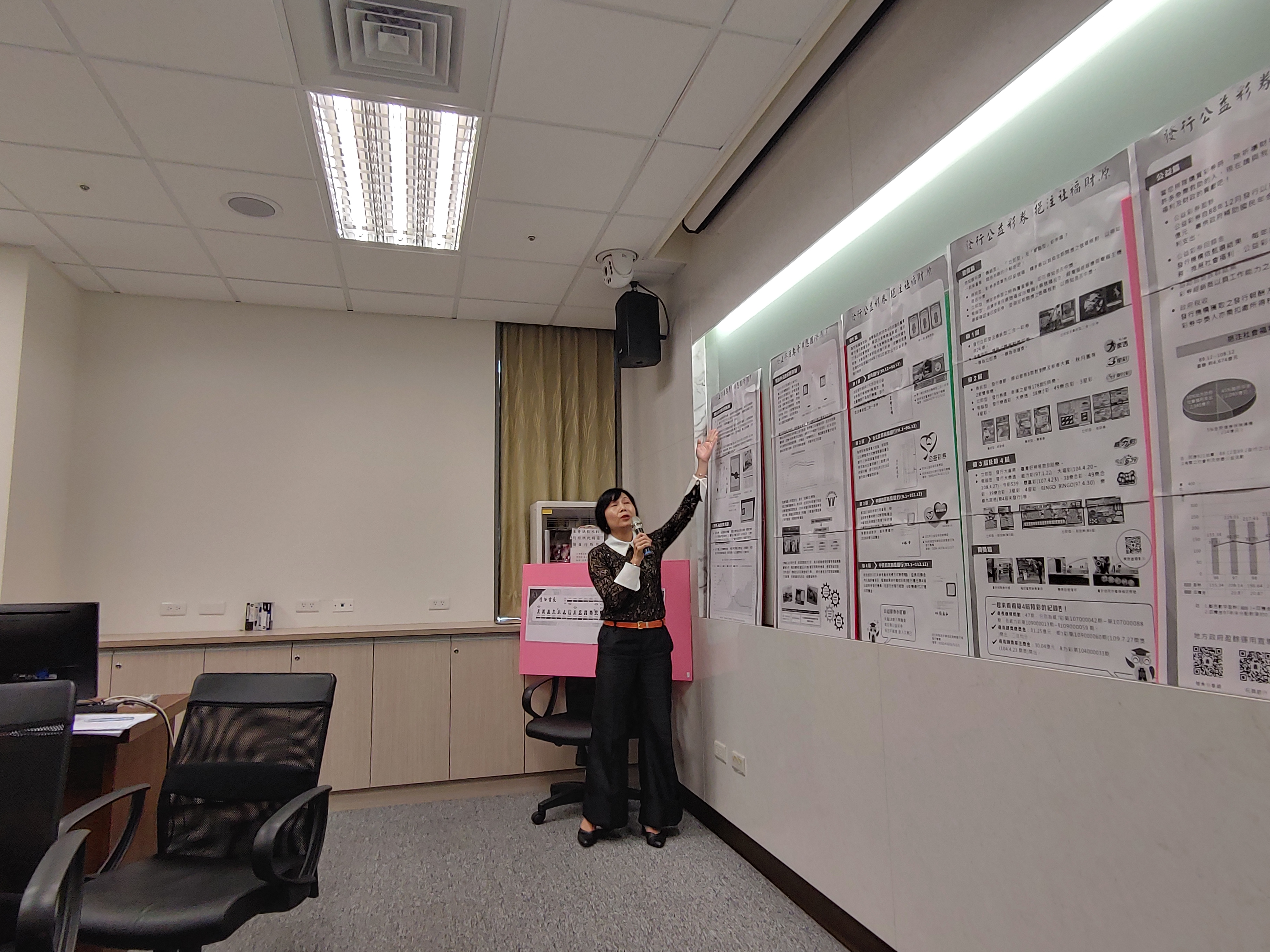Picture 3: Ms. Wang, Sui-Ying, Senior Auditor of the National Treasury Administration, rehearses for the archive exhibition tour. 