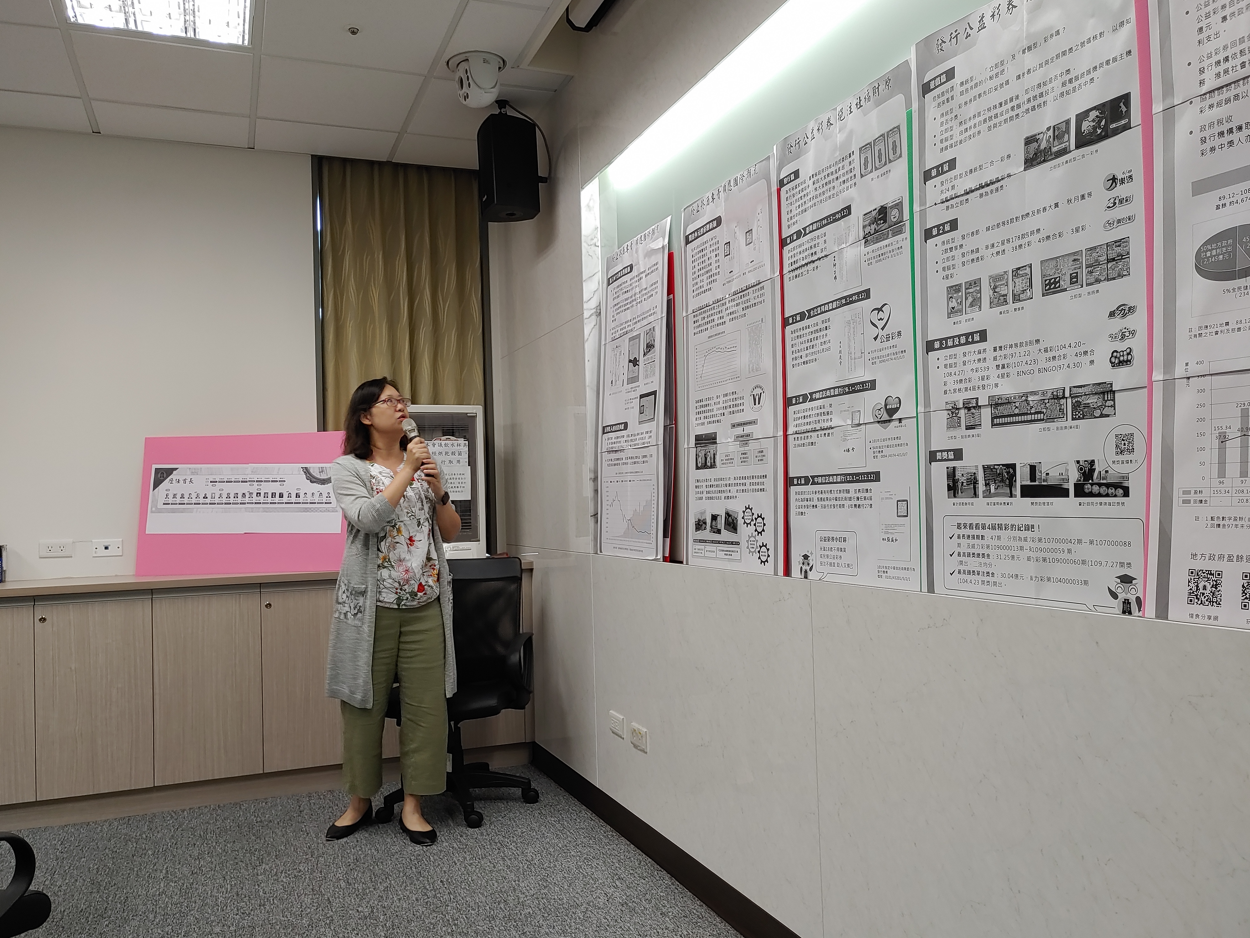 Picture 4: Ms. Huang,  Hsiao-Wei, Senior Specialist of the National Treasury Administration, rehearses for the archive exhibition tour. 