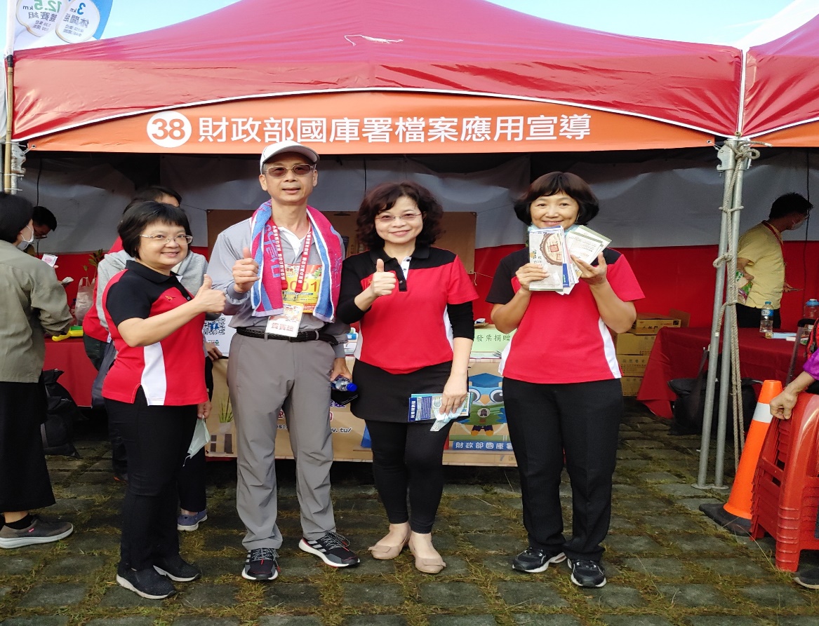 Picture: Director General Hsiao, Chia-Chi (2nd from the left) of the National Treasury Administration leads the senior officers of the Administration to jointly participate in the promotion of archive access at a service booth and to provide directions.