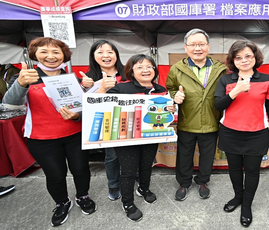 Minister Su, Jain-Rong (2nd from the right) of the Ministry of Finance visits the booths promoting archive access and provides instructions
