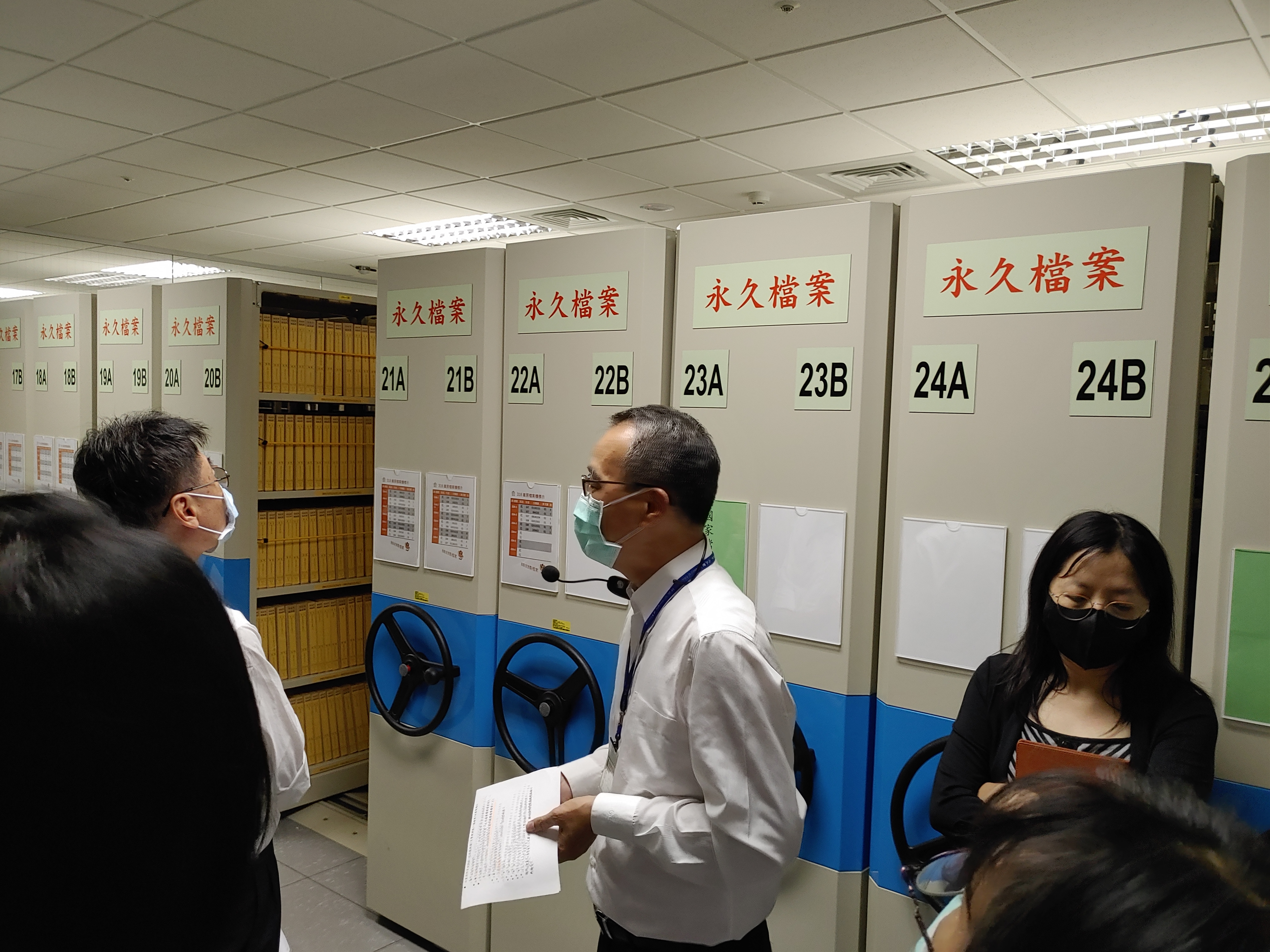 Members of the NTA’s working group for the Records Management Quality Awards take a detail view of the archives depository of the Taxation Administration and ask that Administration’s Secretariat Director for advices.