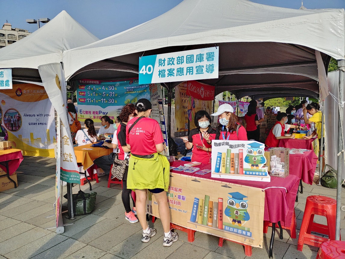 圖片說明：把握路跑活動寶貴的時間，努力向參加民眾進行檔案應用宣導，發放文宣摺頁及兌換紀念品(3)