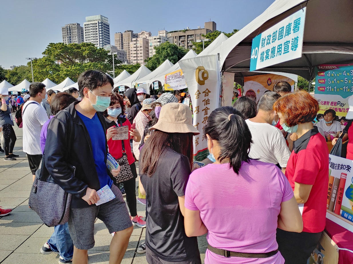 圖片說明：把握路跑活動寶貴的時間，努力向參加民眾進行檔案應用宣導，發放文宣摺頁及兌換紀念品(1)