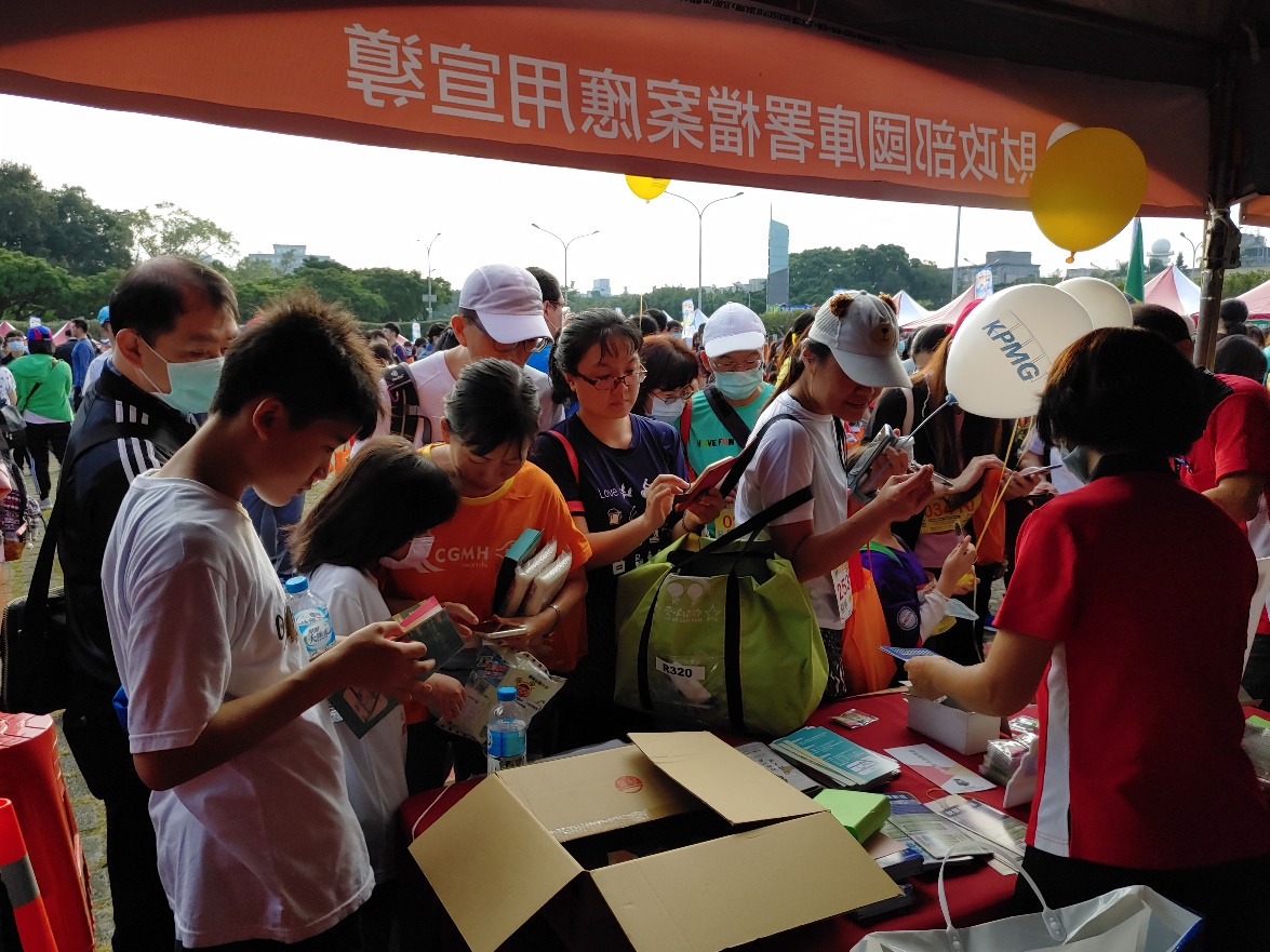 把握路跑活動寶貴的時間，努力向參加民眾進行檔案應用宣導，發放文宣摺頁及兌換紀念品(2)