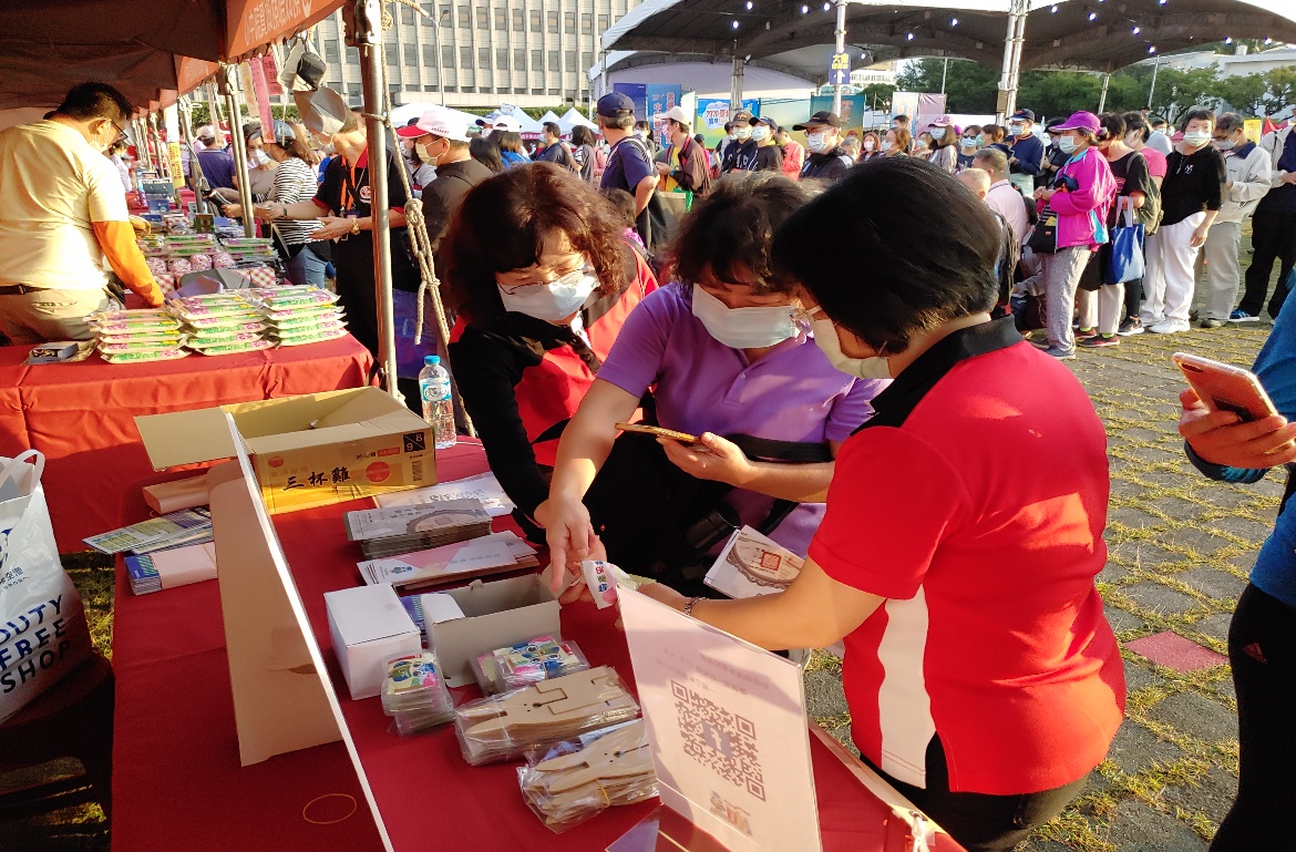 把握路跑活動寶貴的時間，努力向參加民眾進行檔案應用宣導，發放文宣摺頁及兌換紀念品(1)