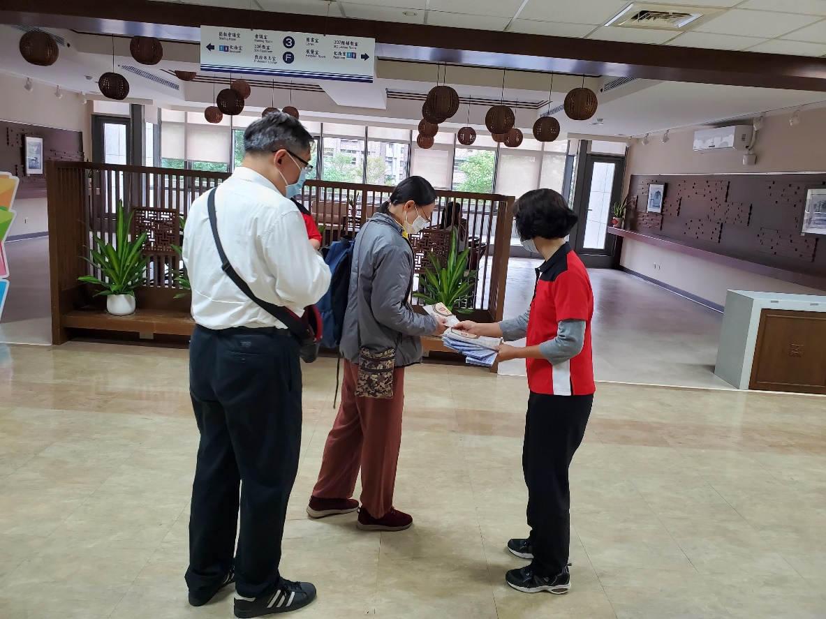 研習課程開始前，進行檔案應用宣導發放文宣摺頁