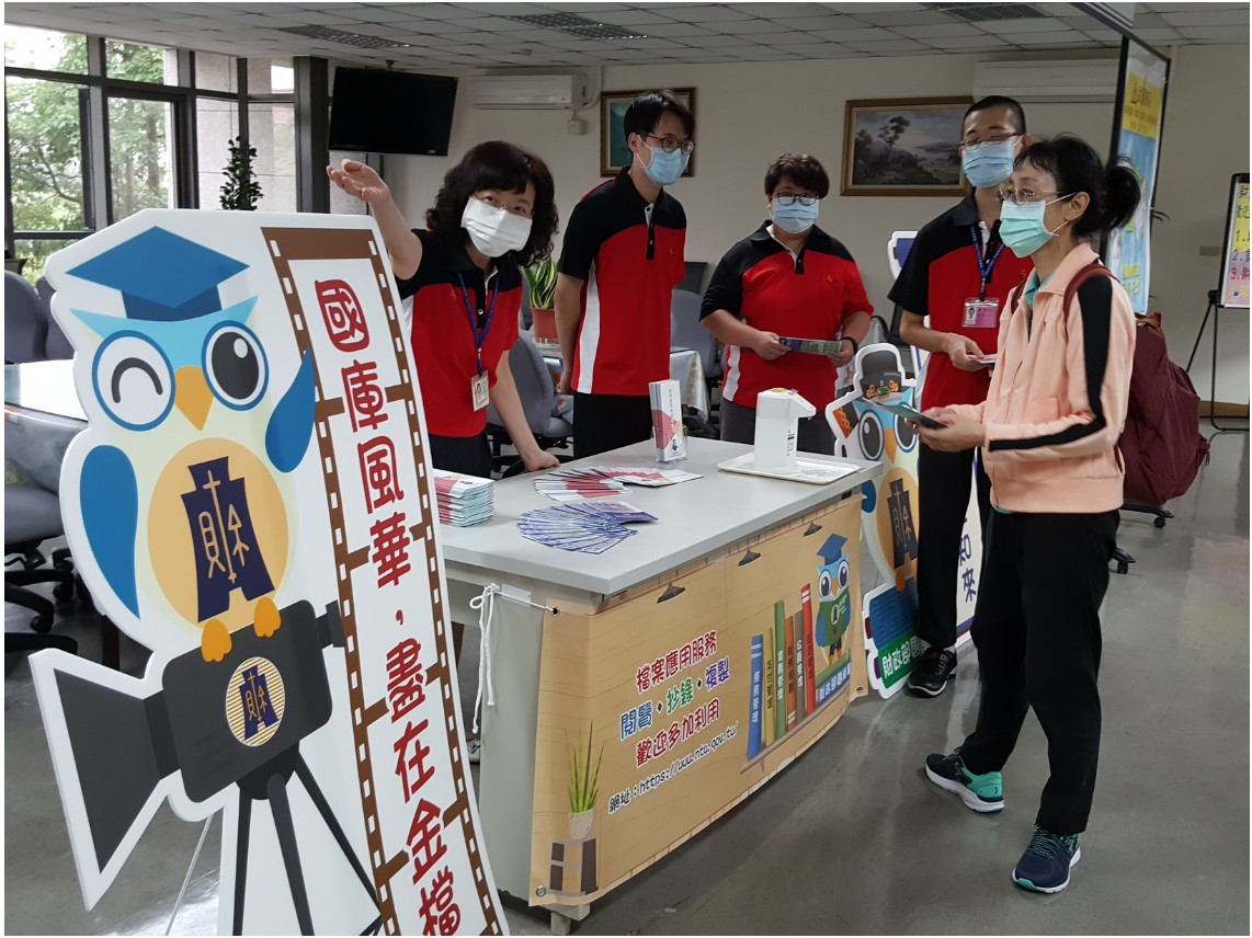 宣導攤位置放本署業務文宣、檔案應用申請指南摺頁及相關活動用品